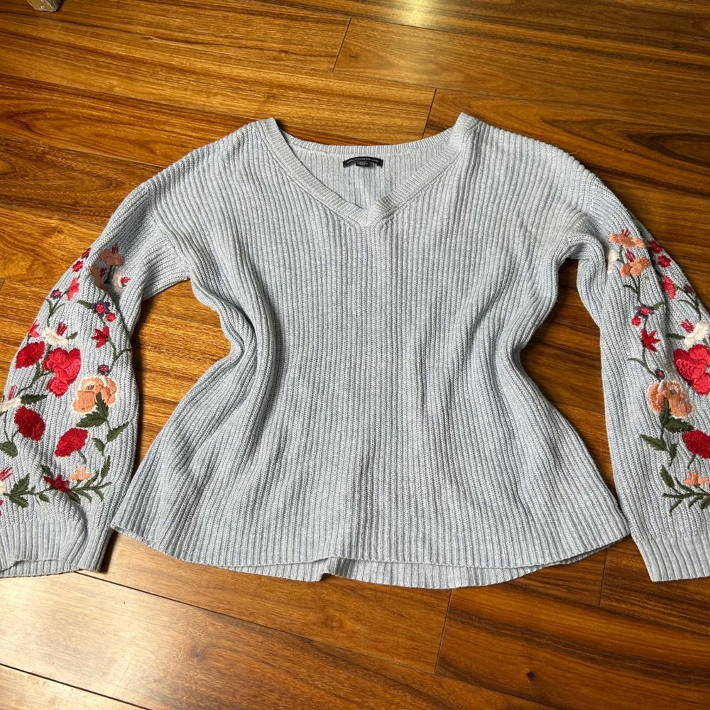 American Eagle Embroidered Floral Sleeve V Neck Knit Sweater Top